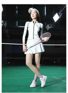 Tenue de tennis blanche pour femme avec veste respirante, jupe plissée et raquette rose