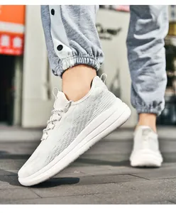 Détail de baskets blanches en maille respirante avec semelle épaisse amortie en caoutchouc