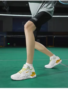 Action de chaussures de badminton blanches respirantes avec support TPU doré au court