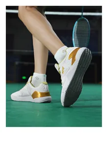 Vue détaillée de la semelle antidérapante dorée et blanche pour chaussures de badminton