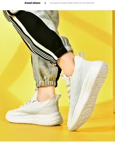 Vue détaillée de baskets en maille blanche avec texture respirante sur fond jaune vif