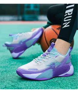 Nahaufnahme eines lila-blauen Basketballschuhs mit griffiger Gummisohle auf dem Spielfeld