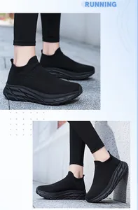 Détail de la maille respirante et de la semelle légère ondulée des baskets de course