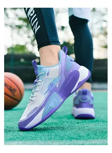 Makro-Seitenansicht der lila-weißen Basketballschuhe mit transparenter TPU-Stütze