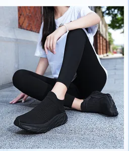 Détail de baskets chaussettes noires en maille respirante portées par un mannequin
