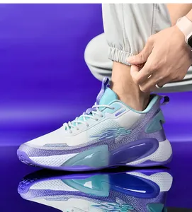 Detailansicht der atmungsaktiven Basketballschuhe mit violettem Grafiklogo und Gummisohle