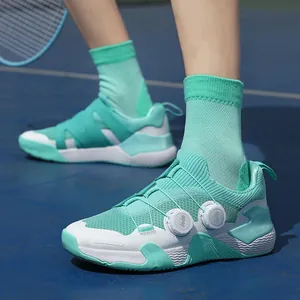 Minzgrüne Badminton-Schuhe mit doppeltem Drehverschluss-System auf dem Platz