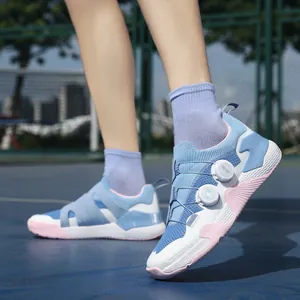 Leichte Federballschuhe für Damen in Pink und Blau mit Drehverschluss-Schnürsystem