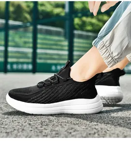 Vue latérale macro de la maille noire respirante sur des baskets légères de course pour hommes