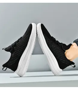 Vue détaillée de baskets en maille noire avec semelles blanches à amorti épais