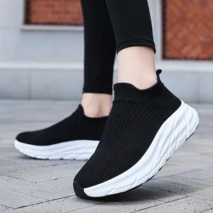 Baskets chaussettes en maille noire respirante avec semelle blanche épaisse pour la marche
