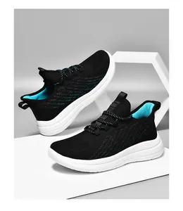 Détail de chaussures de course en maille fly-knit avec doublure bleue et semelle blanche