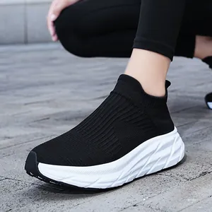 Baskets chaussettes en tricot noir respirant avec semelle blanche légère pour un look décontracté
