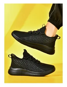 Vue détaillée des chaussures de course en mesh flyknit noir avec tissu respirant et tirette
