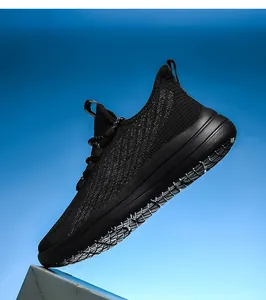 Vue détaillée d'une chaussure de sport noire en mesh respirant avec semelle épaisse crantée