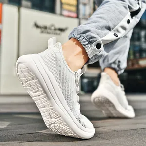 Baskets de course blanches en maille respirante pour hommes avec semelles épaisses