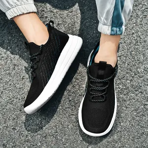 Chaussures de sport respirantes pour hommes en maille noire avec semelle blanche souple