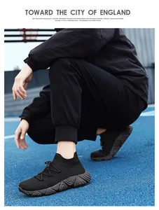 Detailansicht der schwarzen Strick-Sneaker mit strukturierter dicker Sohle für Herren