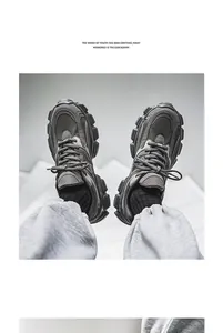Nahaufnahme grauer Chunky-Sneaker mit Mesh, Leder-Stitching und dicker Sohle