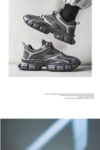 Makro-Detail von dunkelgrauen Dad Shoes mit atmungsaktivem Mesh und poliertem Leder