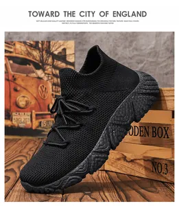Detail der schwarzen Strick-Sneaker mit dicker rutschfester Sohle und Schnürung