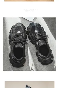 Nahaufnahme schwarzer Chunky-Sneaker mit Mesh und Kunstleder auf grauem Holzboden
