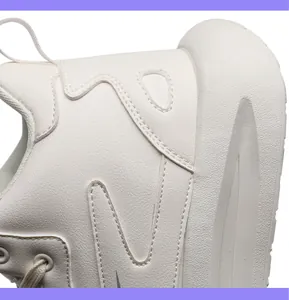 Dettaglio macro di sneaker in pelle bianco crema con suola spessa e logo Nike Swoosh