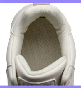 Dettaglio della fodera in rete traspirante e del colletto imbottito della sneaker crema
