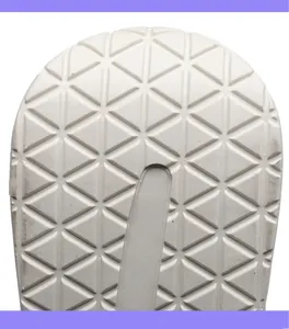 Dettaglio macro della suola di sneaker bianca con trame antiscivolo triangolari