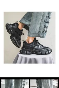 Detailansicht der schwarzen Plateau-Sneaker mit verschiedenen Mesh-Materialien