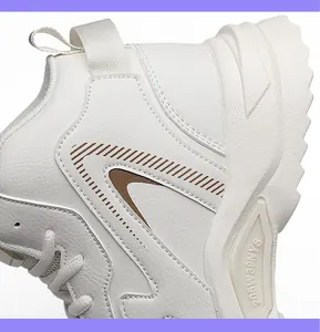 Λεπτομερής macro λήψη λευκού high-top sneaker με οδοντωτή χοντρή σόλα από καουτσούκ