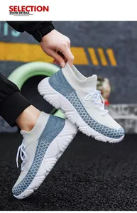 Dettaglio della tomaia in rete traspirante e suola spessa antiscivolo su sneakers blu-bianco