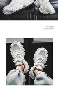 Nahaufnahme weißer Chunky-Sneaker mit atmungsaktivem Mesh, Lackleder und dicken Sohlen