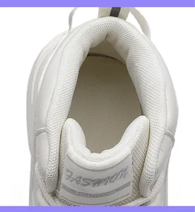 Λεπτομερής κοντινή λήψη λευκών sneakers με πλέγμα και ετικέτα Fashion πάνω