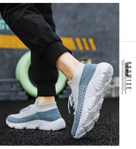 Vista dettagliata della suola antiscivolo geometrica delle sneaker in maglia traspirante