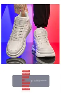 Dettaglio di sneakers bianche alte con etichetta sulla linguetta e suola spessa