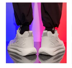 Vista posteriore di sneakers mid-top bianche in pelle sintetica con luci al neon fashion