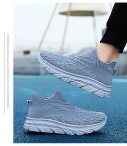 Vue latérale dynamique de baskets à enfiler bleu clair en maille respirante pour l'été