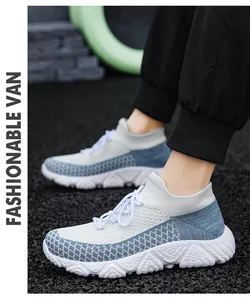 Dettaglio della tomaia in mesh traspirante blu e bianco su sneaker con suola spessa