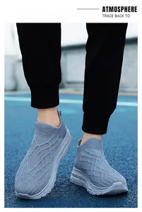 Aperçu porté de baskets bleues en maille respirante sur une piste d'athlétisme
