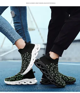 Dettaglio di scarpe a calzino in maglia con motivi a stelle verdi e suola ondulata