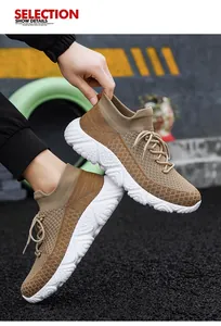 Dettaglio di sneaker in maglia kaki con suola spessa bianca antiscivolo e stile street fashion
