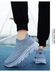 Gros plan de baskets en maille bleu clair avec texture mesh respirante en losange