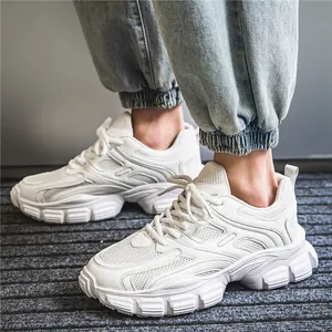 Modische Herren-Sneaker in Weiß mit Plateausohle, Mesh-Gewebe und dicker Sohle