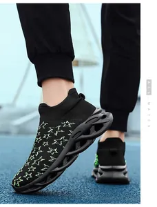 Dettaglio di sneaker in maglia nera con stelle verde neon e suole a onde traforate