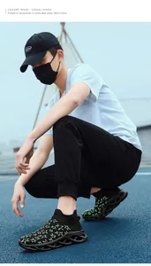 Dettaglio di sneaker in maglia nera con stelle verdi e suole con onde cave