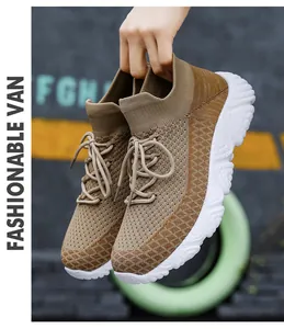 Dettaglio di sneaker marroni in maglia con suola spessa in gomma bianca antiscivolo