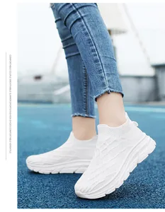 Détail de baskets en mesh blanc respirant sans lacets sur une piste de course