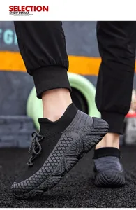 Dettaglio scarpe sportive in maglia da uomo con suola spessa antiscivolo testurizzata