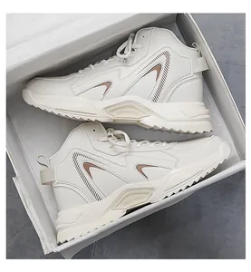 Κάτοψη από ψηλά αθλητικά παπούτσια off-white με κείμενο 205W39NYS στο κουτί